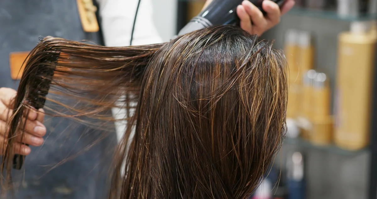Luzes em cabelo tratados quimicamente: posso fazer?