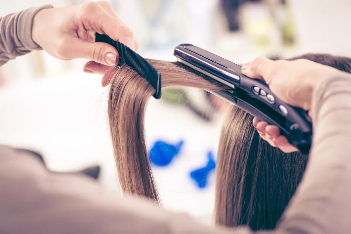 Alinhamento capilar térmico: saiba tudo sobre essa técnica anti-frizz