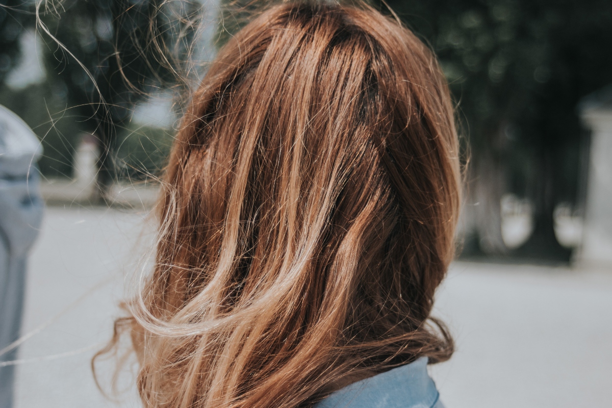 O que causa e como evitar o frizz?