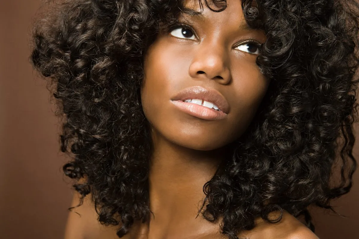 Como hidratar cabelo cacheado? Entenda os principais cuidados
