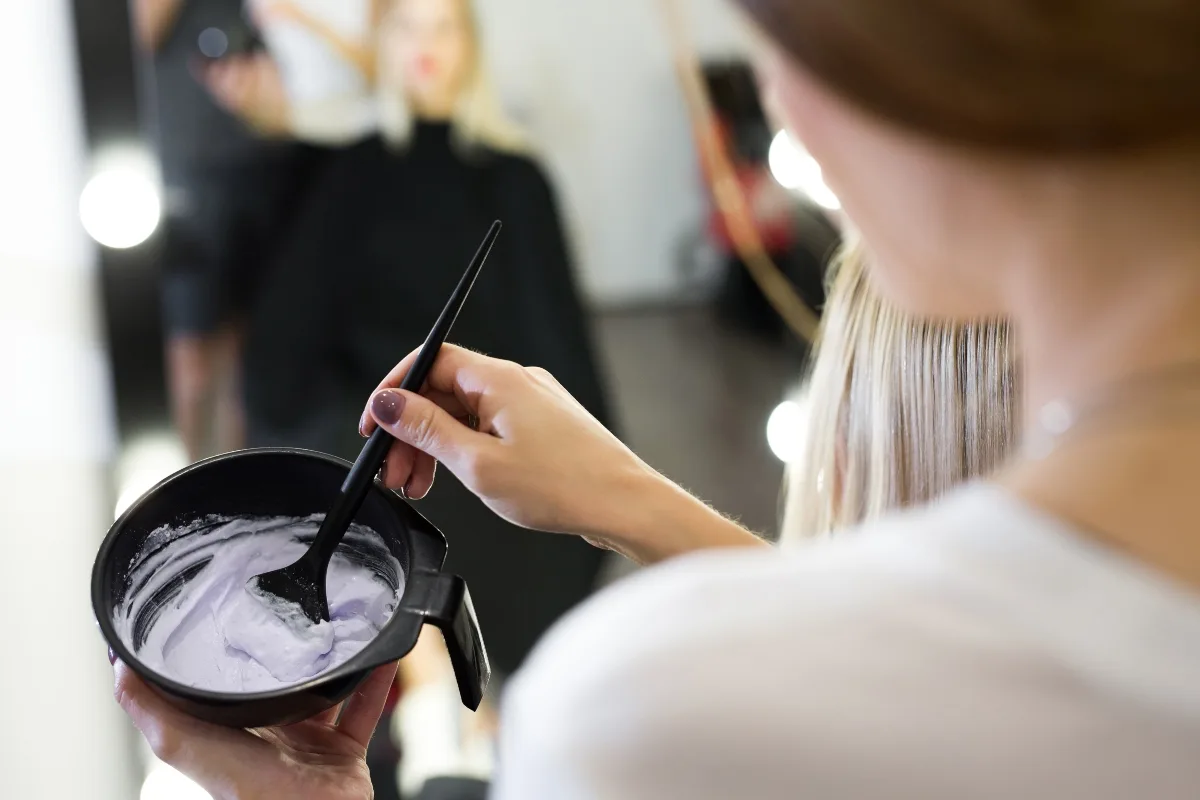 Água oxigenada no cabelo: para que serve? Entenda o nível de clareamento