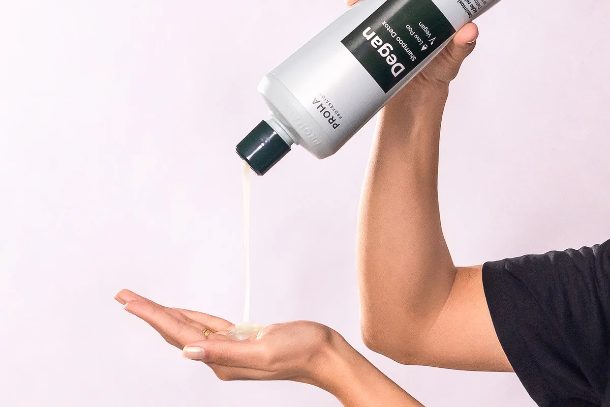Os benefícios do detox capilar no tratamento antifrizz