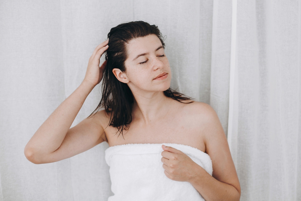 Co-wash: o que é, quais os benefícios e como fazer nos cabelos?