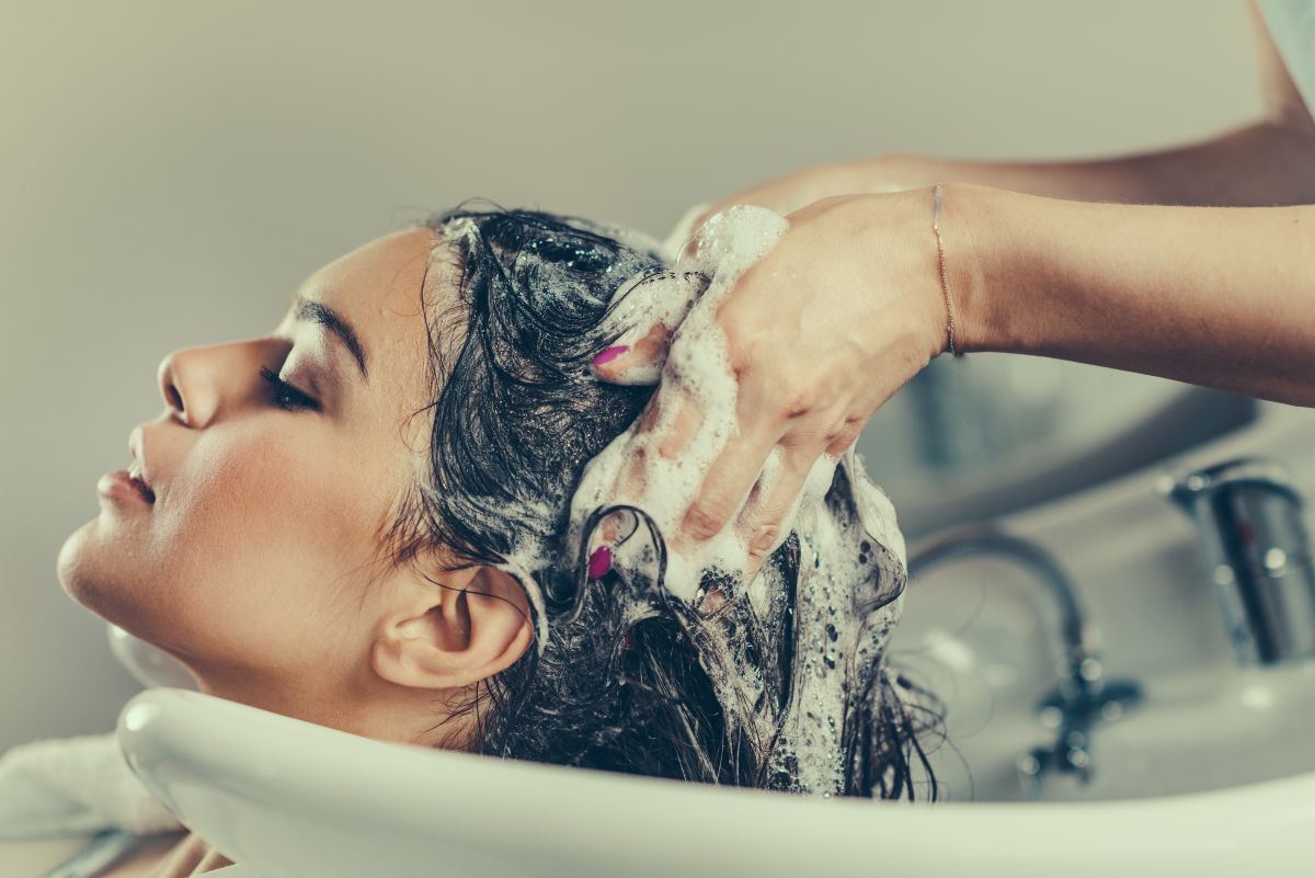 Limpeza profunda caseira: aprenda a fazer em seus cabelos