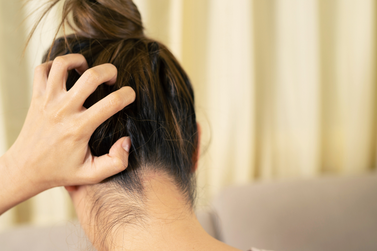 O que pode causar dor no couro cabeludo?